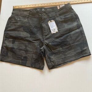 NWT Prana Women's Halle Short Plus II‎ Size 20/7" Inseam Camo (D4)